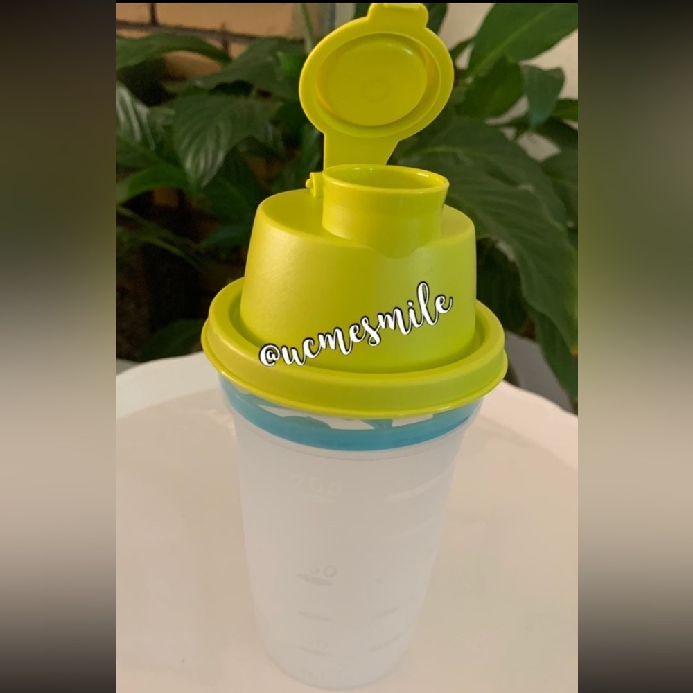 Tupperware Small Quick Shake - Blender / Mixer / Shaker Cup~